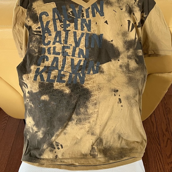 Mens Calvin Klein short sleeve v neck shirts. Worn once to try on. - Picture 3 of 9